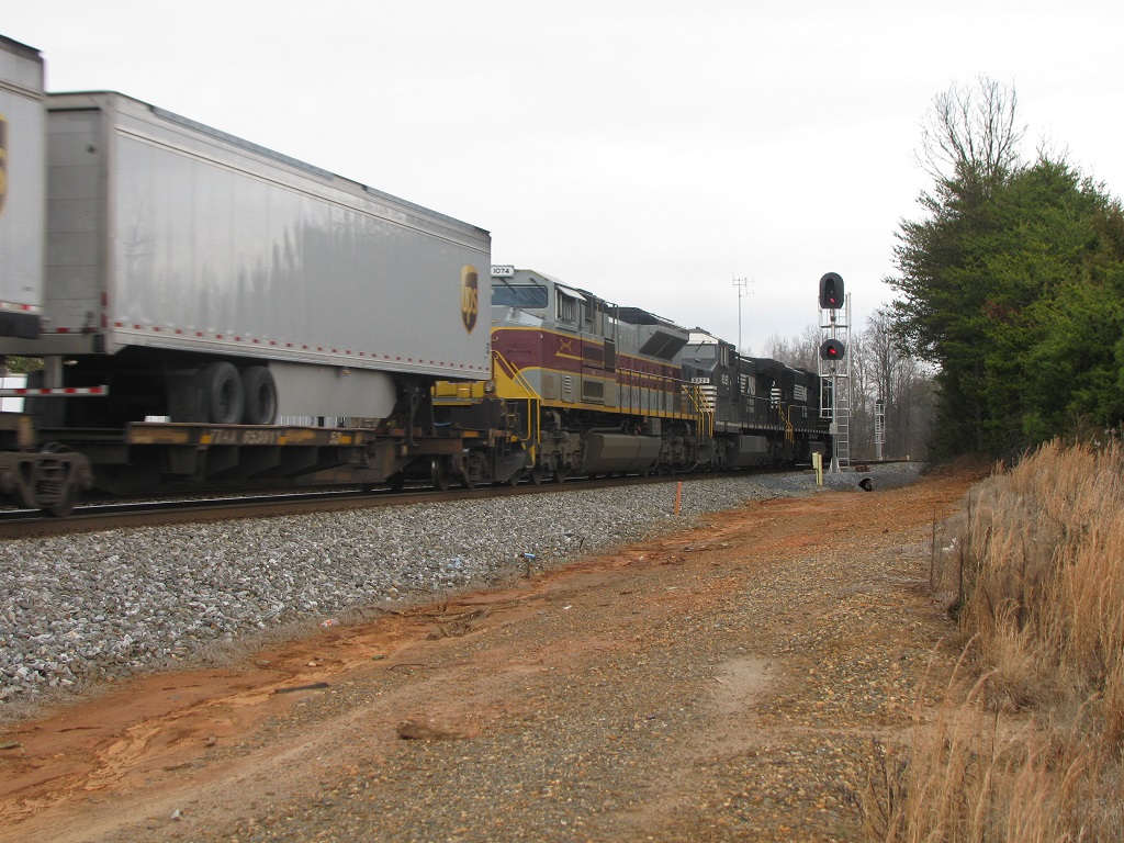 The NS 1074 (Kackawanna Heritage) passing the Sewell signals